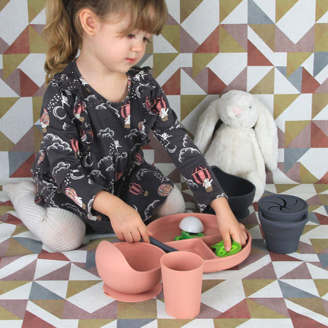 Set Completo de Alimentación para Bebé-Toddler - 6 piezas (Plato, Bowl, Cuchara, Tenedor, Babero y Vaso para Snacks) - Mango y Gris Oscuro