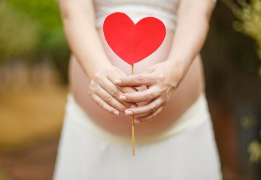 Identifica los síntomas de embarazo que jamás imaginaste, desde cambios en el olfato, cólicos y sangrado...