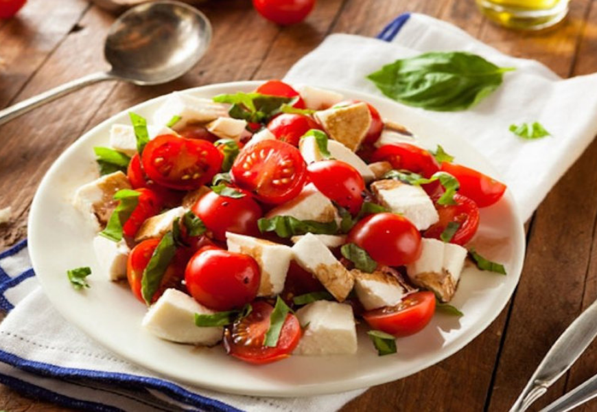 Ensalada Capresa de Pasta con Tomate Cherry, Mozarella, Albahaca y Balsámico