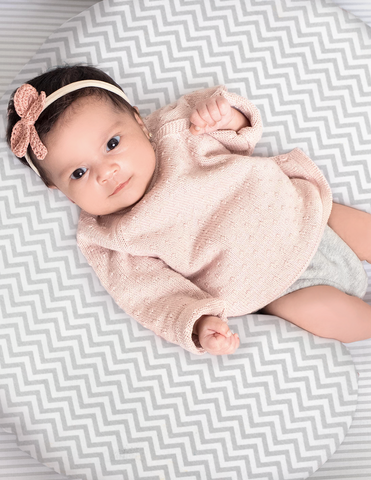 Cojín de Lactancia Chevron Gris / Blanco