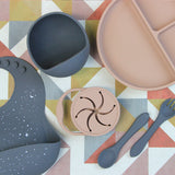 Set Completo de Alimentación para Bebé/Toddler - 6 piezas (Plato, Bowl, Cuchara, Tenedor, Babero y Vaso para Snacks) - Arena y Gris Óscuro