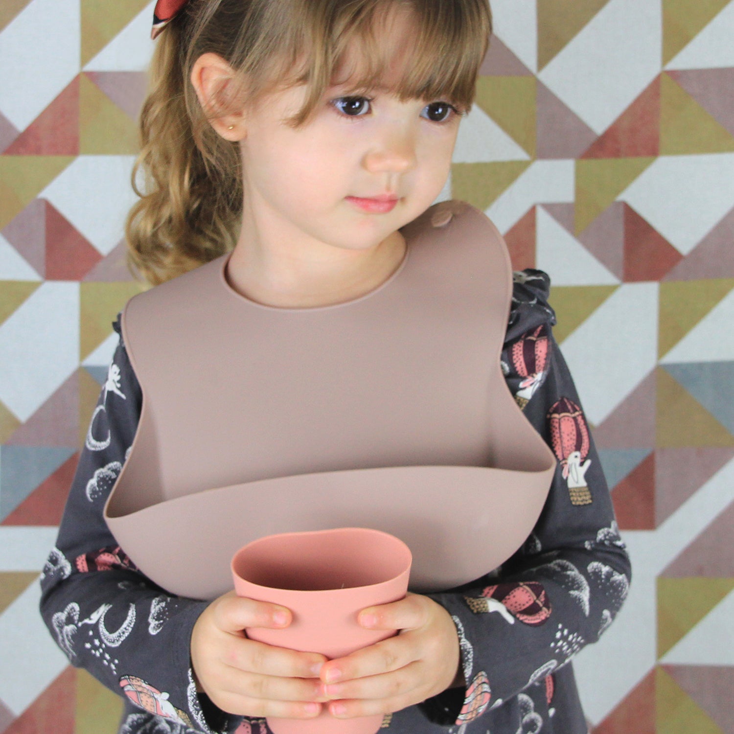 Baberos de Silicón para Bebé con bolsa atrapa comida - Set de 3 - Gris Estampado, Vino y Arena