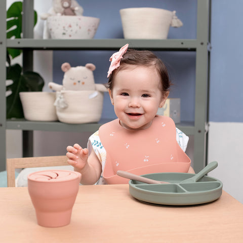 Set Completo de Alimentación para Bebé-Toddler - 6 piezas (Plato, Bowl, Cuchara, Tenedor, Babero y Vaso para Snacks) - Arena  y Verde