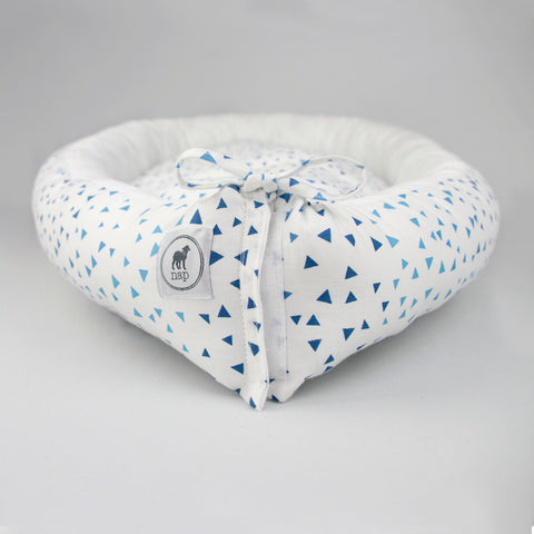 Nido, ó cama portátil para Bebé, con acolchado, 100% Algodón - Triangulitos Azul