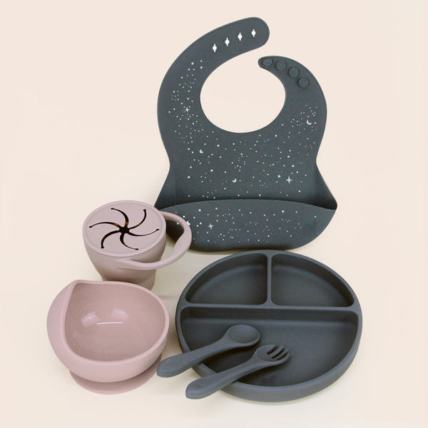 Set Completo de Alimentación para Bebé/Toddler - 6 piezas (Plato, Bowl, Cuchara, Tenedor, Babero y Vaso para Snacks) - Arena y Gris Óscuro