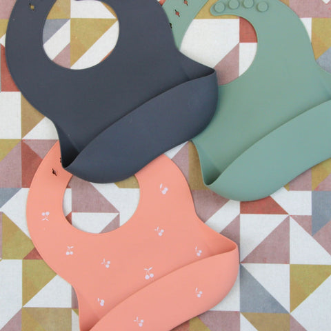 Babero de Silicón para Bebé con bolsa atrapa comida - Verde Salvia