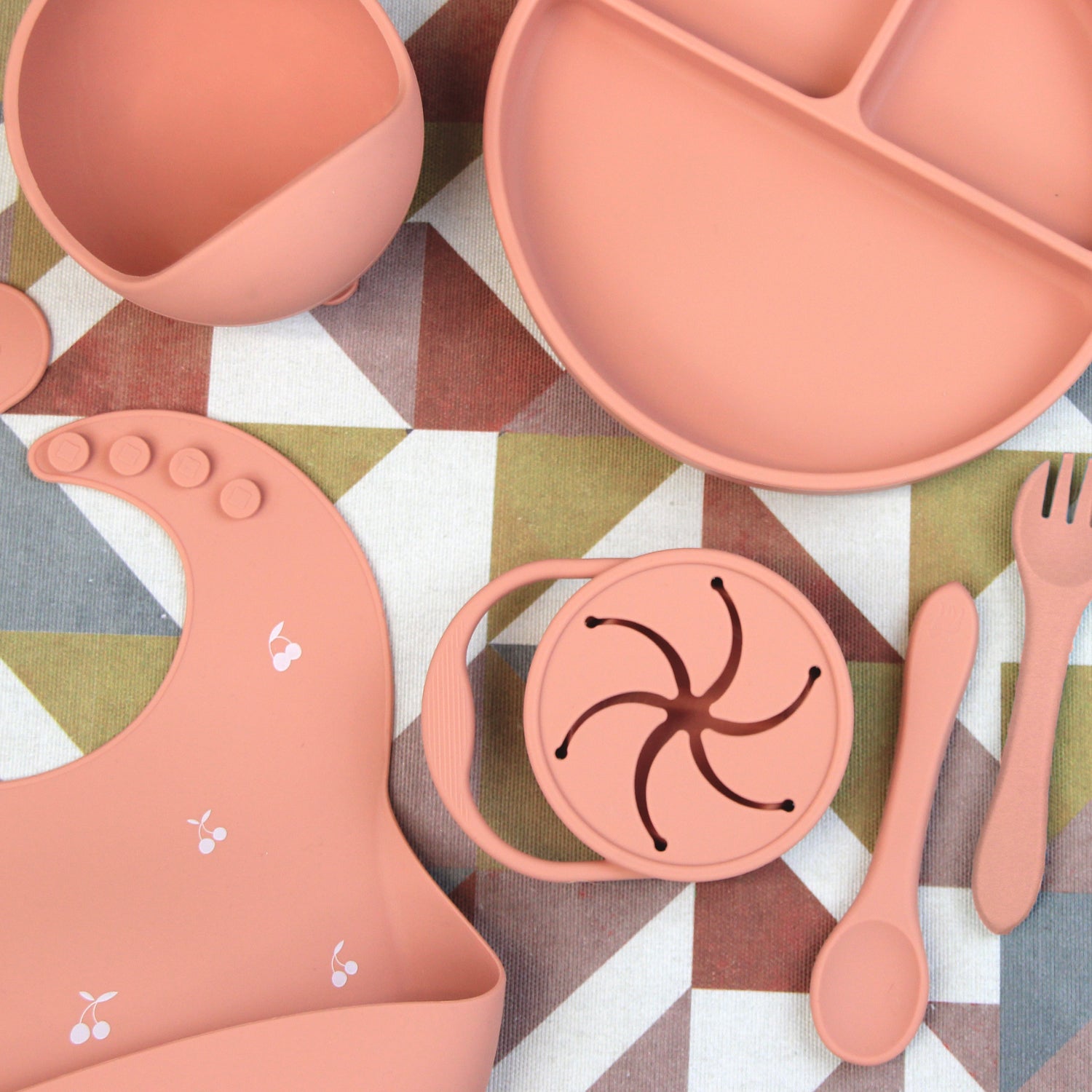 Set Completo de Alimentación para Bebé/Toddler - 6 piezas (Plato, Bowl, Cuchara, Tenedor, Babero y Vaso para Snacks) - Palo Rosa
