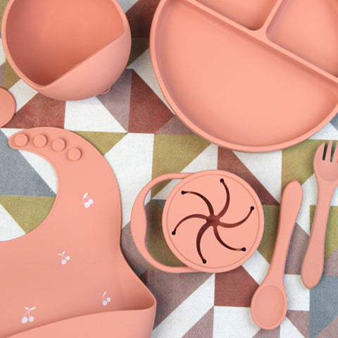 Set Completo de Alimentación para Bebé/Toddler - 6 piezas (Plato, Bowl, Cuchara, Tenedor, Babero y Vaso para Snacks) - Palo Rosa