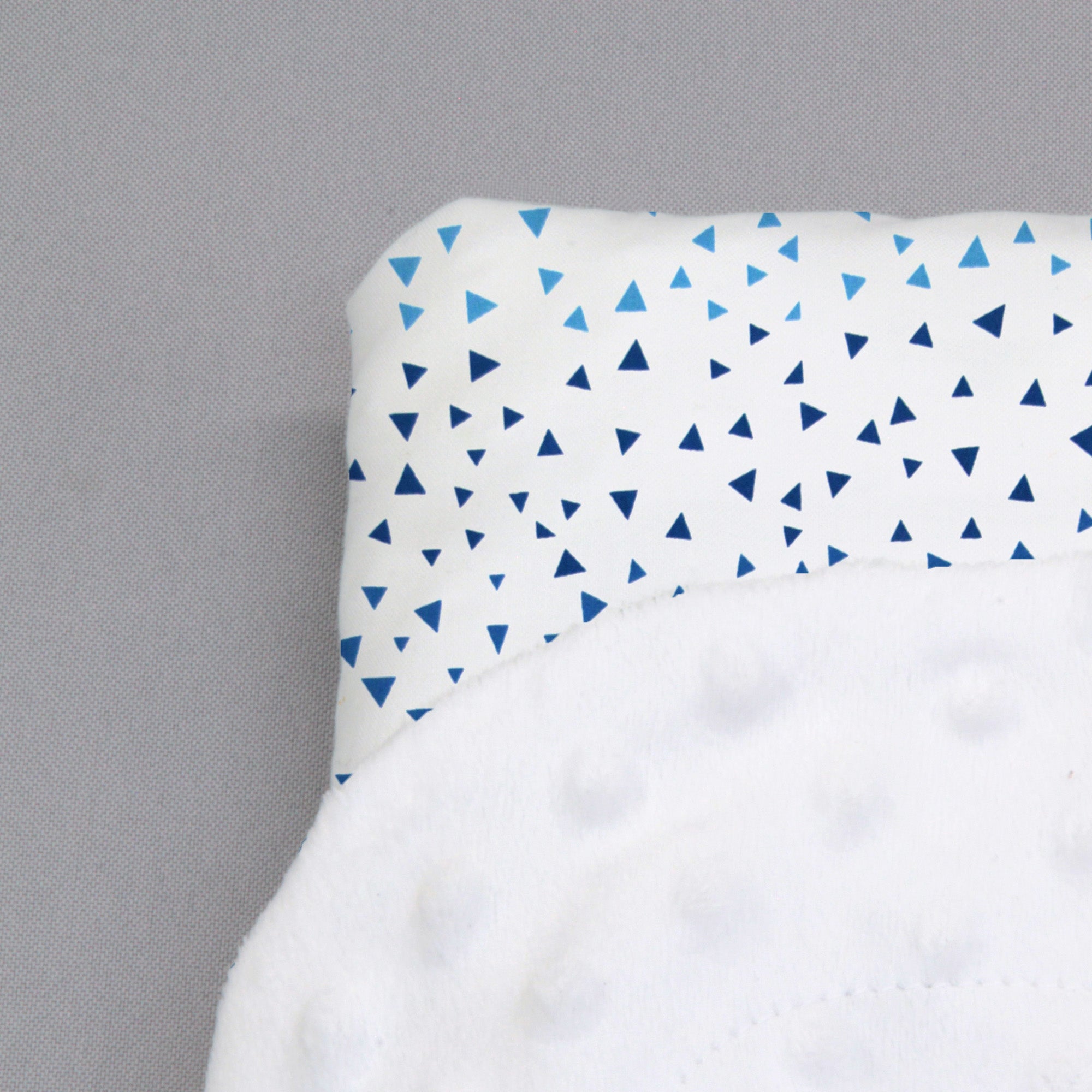 Cobija para Cama Cuna Triangulitos Azules