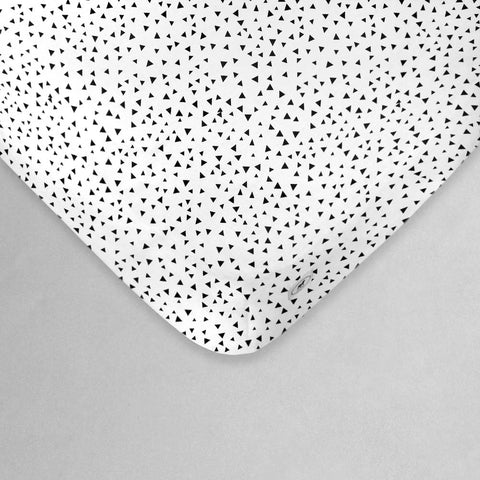 Sábana de Cajón para Cama Cuna - Triangulitos Negros - 100% Algodón
