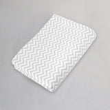 Sábana de Cajón para Cuna Chevron Gris - 100% Algodón